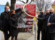 Otwarcie wystawy "Wyszyńskiego i Wojtyły gramatyka życia" w Trzebnicy
