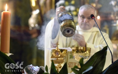 Okadzenie ołtarza ofiarnego i relikwii znajdujących się na nim.