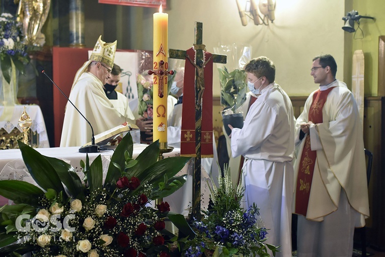 Uroczyste wprowadzenie relikwii św. Jana Pawła II do kościoła w Dziećmorowicach