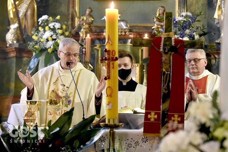 Uroczyste wprowadzenie relikwii św. Jana Pawła II do kościoła w Dziećmorowicach