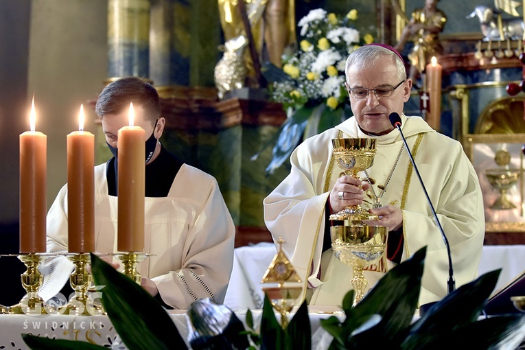 Uroczyste wprowadzenie relikwii św. Jana Pawła II do kościoła w Dziećmorowicach