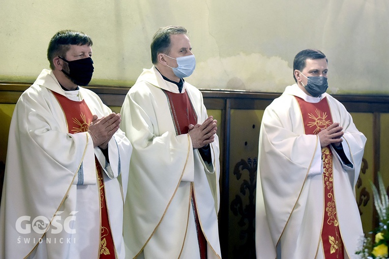 Uroczyste wprowadzenie relikwii św. Jana Pawła II do kościoła w Dziećmorowicach