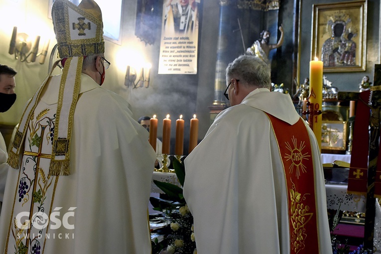 Uroczyste wprowadzenie relikwii św. Jana Pawła II do kościoła w Dziećmorowicach