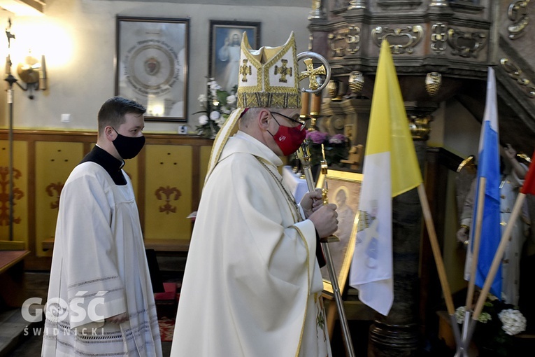 Uroczyste wprowadzenie relikwii św. Jana Pawła II do kościoła w Dziećmorowicach
