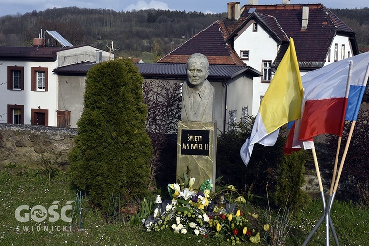 Uroczyste wprowadzenie relikwii św. Jana Pawła II do kościoła w Dziećmorowicach