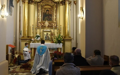 Modlitwa o powołania kapłańskie w kaplicy Matki Bożej Jadownickiej.