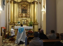 Modlitwa o powołania kapłańskie w kaplicy Matki Bożej Jadownickiej.
