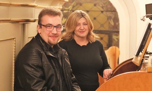 Dyrygenci i organiści przy parafialnym instrumencie.