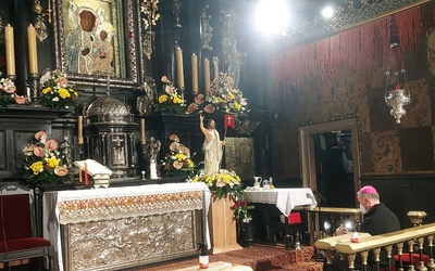 Bp Marek Solarczyk na modlitwie w kaplicy jasnogórskiej. 3 maja Jasna Góra będzie światowym centrum modlitewnego maratonu.