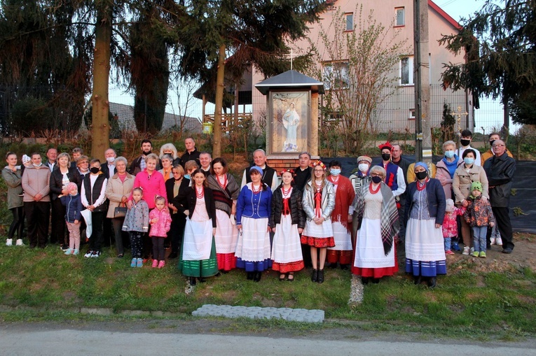 Łękawka. Poświęcenie kapliczki Matki Bożej Królowej Pokoju