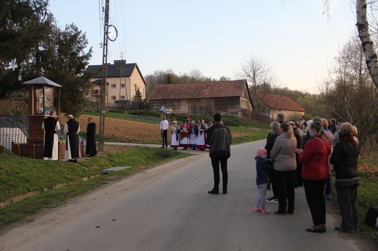 Łękawka. Poświęcenie kapliczki Matki Bożej Królowej Pokoju