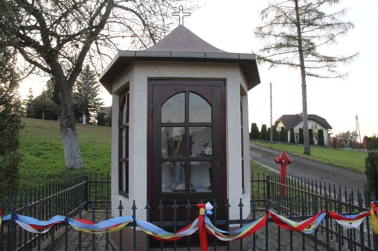 Łękawka. Poświęcenie kapliczki Matki Bożej Królowej Pokoju