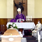 Biskup senior w czasie Mszy św. w cmentarnej kaplicy.