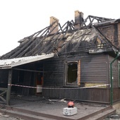 Zniszczona pożarem plebania w Majdowie.