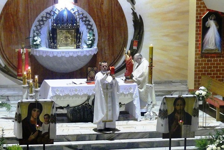 Błogoławieństwo w czasie świątecznej liturgii greckokatolickej na Leszczynach.