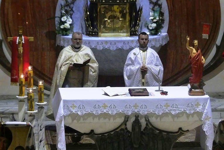 Ks. Adrian Łychacz i ks. Przemysław Sawa w czasie świątecznej liturgii greckokatolickej na Leszczynach.