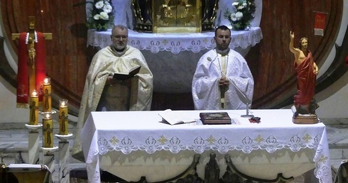 Ks. Adrian Łychacz i ks. Przemysław Sawa w czasie świątecznej liturgii greckokatolickej na Leszczynach.