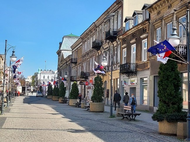 Na ulicach Radomia pojawiły się flagi państwowe, flagi Unii Europejskiej oraz flagi Miasta Radomia.