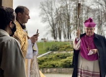 Powitanie biskupa w drzwiach sanktuarium.