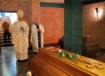Po Eucharystii bp Zieliński modlił się przy trumnie pierwszego metropolity gdańskiego.