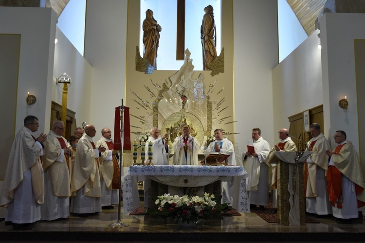 Msza św. została odprawiona na konsekrowanym ołtarzu, w którym umieszczono relikwie bł. Karoliny. 
