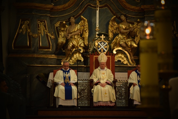 W Łowiczu uroczystosci kościelno - patriotyczne rozpoczęły się Eucharystią w bazylice katedralnej. 