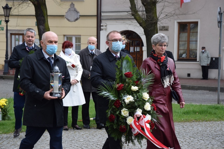 Po Mszy złożono kwiaty pod pomnikiem Synom Ziemi Łowickiej Bojownikom o Niepodległość.
