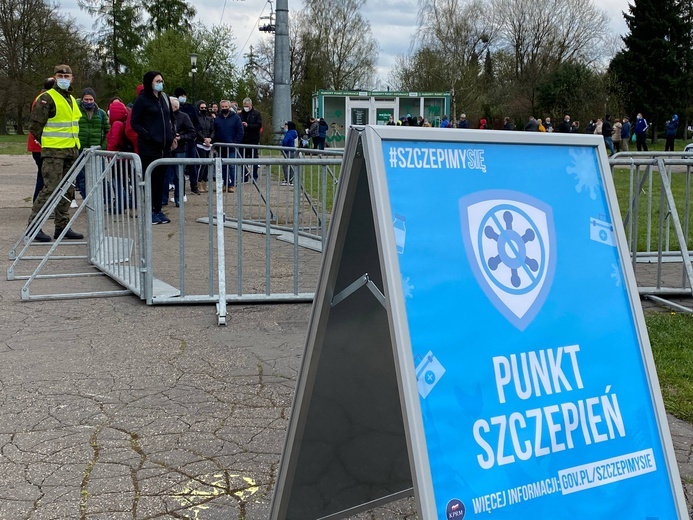 Mobilny punkt szczepień w Chorzowskim Parku.