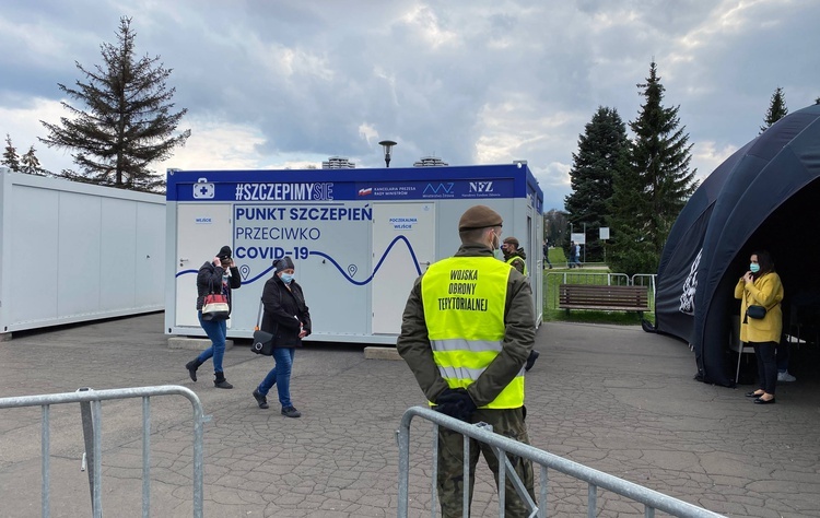 Mobilny punkt szczepień w Chorzowskim Parku.