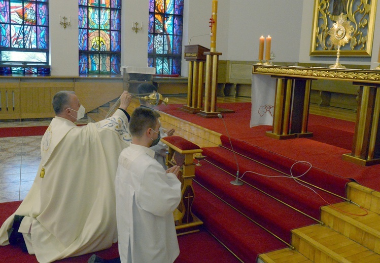 Nabożeństwo rozpoczęło się od wystawienia Najświętszego Sakramentu.
