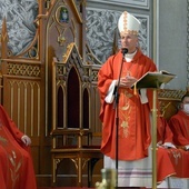 Z ordynariuszem radomskim Eucharystię celebrowali księża pracujący w katedrze oraz ks. Wojciech Wojtyła (z lewej), diecezjalny duszpasterz nauczycieli i wychowawców, pracownik Wydziału Katechetycznego kurii.