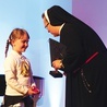 Siostra Dominika gratulowała najmłodszym uczestnikom muzycznego wydarzenia.