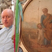 Ksiądz proboszcz Jan Kurantowicz wskazuje na najstarszy wizerunek św. Józefa umieszczony w feretronie procesyjnym z XVIII wieku.