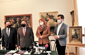 Obok zakupionego obrazu od lewej Adam Struzik, Leszek Ruszczyk, Paulina Szymalak-Bugajska i Tomasz Dziewicki, przedstawiciel domu aukcyjnego Desa Unicum.