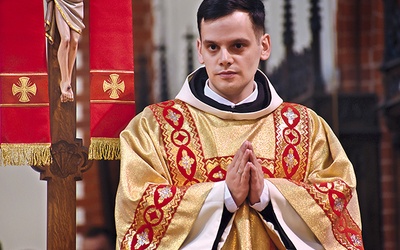 ▲	Z językiem polskim w liturgii Francesco nie ma problemu,  bo od 7 lat codziennie uczestniczy we Mszy św. po polsku.