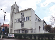 Kościół zlokalizowany jest przy ul. ks. Konrada Szwedy – to hołd dla proboszcza, który narażając się komunistom, ukończył wznoszenie świątyni.