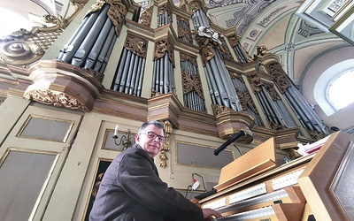 ▲	Maciej Brodziński jest nie tylko organistą, ale także kierownikiem działu medyczno-terapeutycznego w Domu Pomocy Społecznej w Szczawnie.