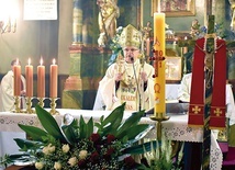 Biskup pobłogosławił zebranych relikwiarzem.