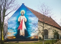 Mural góruje nad wioską. Zdaniem Mariusza Mikołajka  jest świadectwem wiary i pobożności jej mieszkańców. 