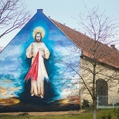 Mural góruje nad wioską. Zdaniem Mariusza Mikołajka  jest świadectwem wiary i pobożności jej mieszkańców. 