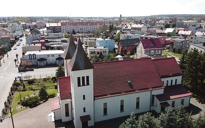 Kościół salwatoriański. W miasteczku mieszka ponad 6 tys. osób. Działa tu także wspólnota diecezjalna.