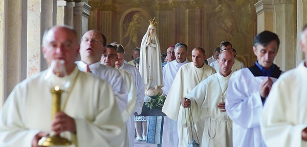 ▲	13 maja w wielu kościołach rozpoczną się nabożeństwa fatimskie.