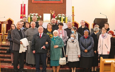 Uczestnicy uroczystości w harmęskim kościele.