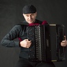 Muzyk pracuje obecnie nad czwartą płytą. Można go poznać bliżej, odwiedzając jego stronę internetową – akordeonista.com.pl.