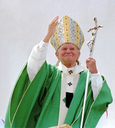 By wziąć udział  w ankiecie,  należy wejść na stronę www.dekalogjp2.pl.