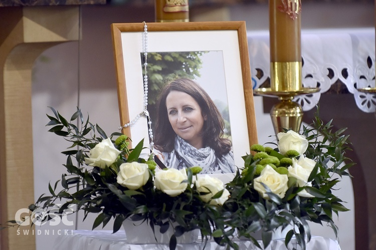 Zdjęcie zmarłej postawiono przy trumnie. Taką ją zapamiętają.