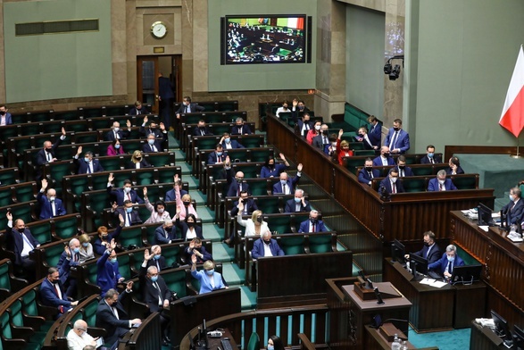 Nowy sondaż: PiS wygrywa, ale z takim wynikiem nie mógłby samodzielnie rządzić