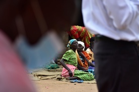 Pół roku więzienia za odmowę szczepienia? Uganda dąży do obowiązkowych szczepień przeciw COVID
