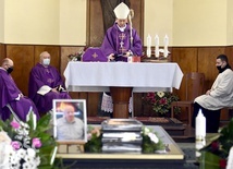 Mszę pogrzebową biskup pomocniczy odprawił w kaplicy cmentarnej przy ul. Brzozowej.