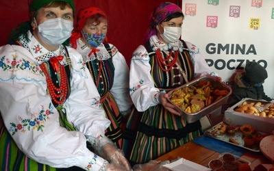 Każdy, kto wspierał datkami leczenie Ani, otrzymywał smakowite wypieki. Z prawej Lucyna Wąsik.